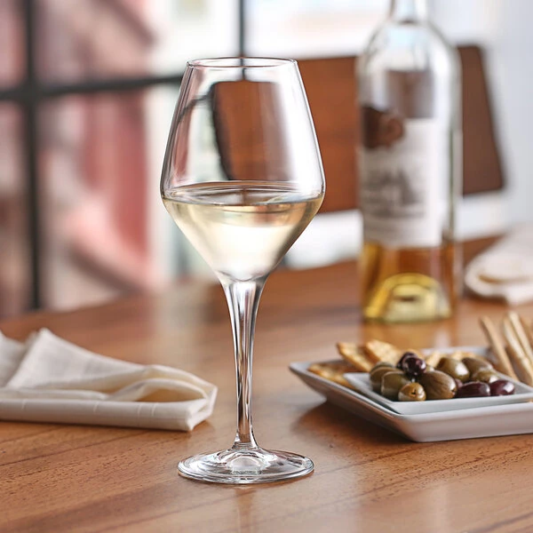 Pasabahce 44561-024 Dream 16.75 Oz. Tall Wine Glass - 24/Case 1 Pasabahce 44561-024 Dream 16.75 Oz. Tall Wine Glass - 24/Case